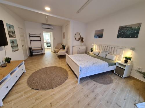 1 dormitorio con 1 cama y sala de estar en Kedves Apartman, en Pécs