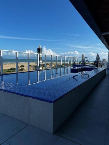 un balcón de un edificio con vistas al océano en Apartamento luxo na praia da Atalaia, en Aracaju