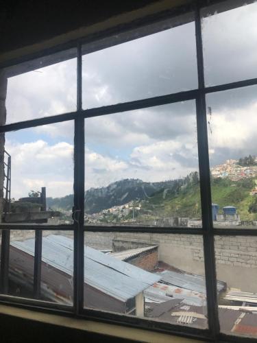 una ventana de un edificio con vistas en Casa Tola, en Quito