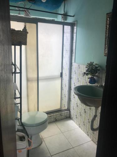 y baño con aseo y lavamanos. en Casa Tola, en Quito