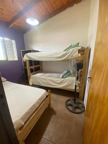 Katil dua tingkat atau katil-katil dua tingkat dalam bilik di Cabañas Noe