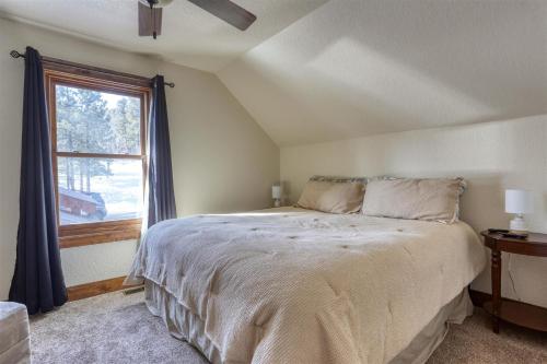 - une chambre avec un grand lit et une fenêtre dans l'établissement Stem Winder Lodge, à Lead