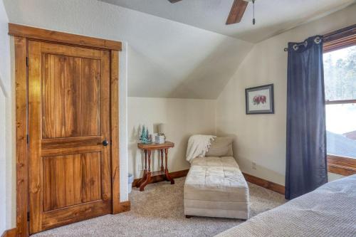 Una cama o camas en una habitación de Stem Winder Lodge