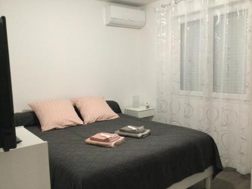 ein Schlafzimmer mit einem Bett mit zwei Taschen darauf in der Unterkunft Troyes villa clim 3 ch 6 pers in Saint-André-les-Vergers