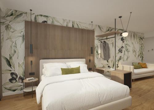 una camera con un grande letto bianco e un divano di Hotel Europa a Sirmione