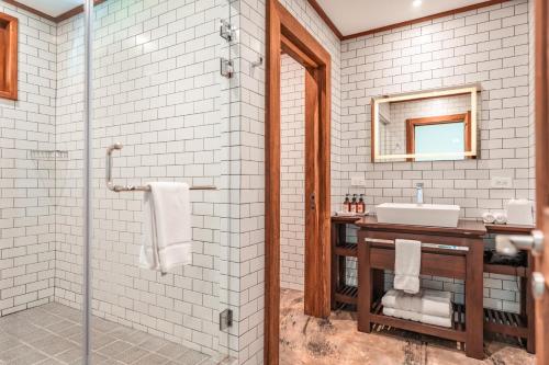 La salle de bains est pourvue d'un lavabo et d'un miroir. dans l'établissement La Coralina Island House, à Bocas del Toro