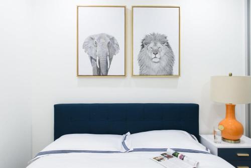 três imagens emolduradas de um leão e de um leão em 75-3C Brand New Duplex 3BR W D in the unit em Nova York