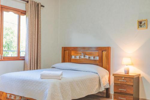 - une chambre avec un lit et une fenêtre dans l'établissement Hostal Claure, à Torotoro