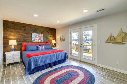 Schlafzimmer mit einem Kingsize-Bett und einem Balkon in der Unterkunft Kingston Vacation Rental with On-Site River Access! in Kingston