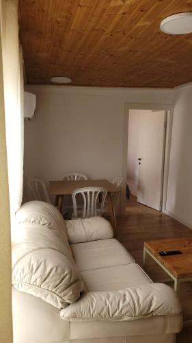 een woonkamer met een bank en een tafel bij Kasa lia in Herzelia 