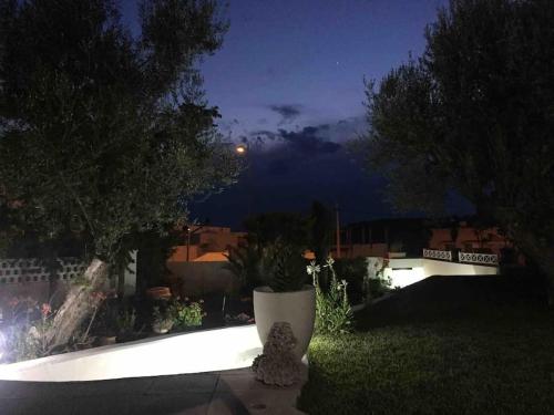 einen Garten in der Nacht mit Lichtern im Hof in der Unterkunft Chez Chichi in Sicca Veneria
