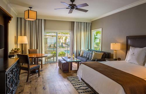Habitación de hotel con cama y sala de estar. en Villas at La Cantera Resort & Spa en San Antonio