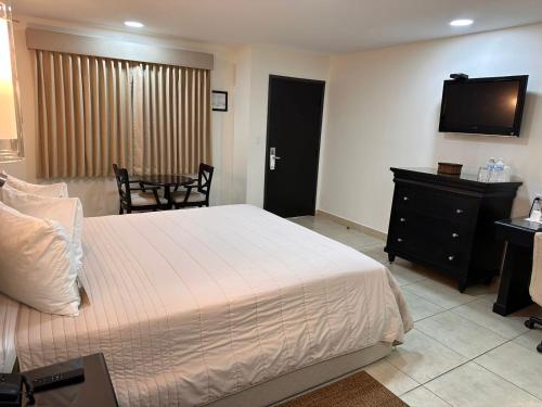TV a/nebo společenská místnost v ubytování Baja Inn Hoteles Ensenada