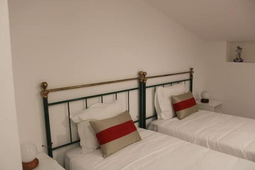two beds sitting next to each other in a bedroom at Casa Manuel e Maria in Fátima