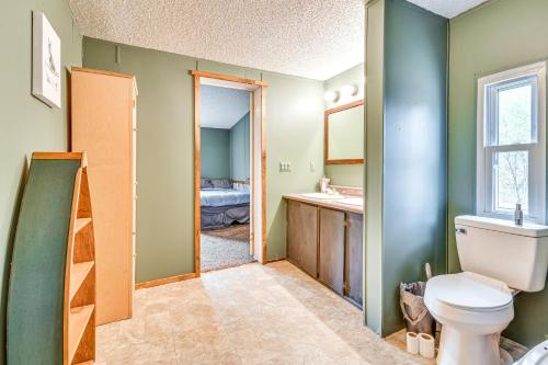 uma casa de banho com um WC e um lavatório em Rustic Union Springs Home with Gas Grill and Deck! 