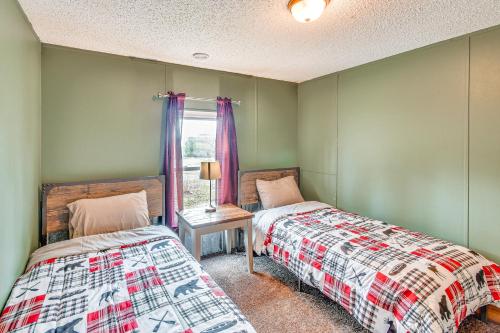 duas camas num quarto com paredes verdes em Rustic Union Springs Home with Gas Grill and Deck! 