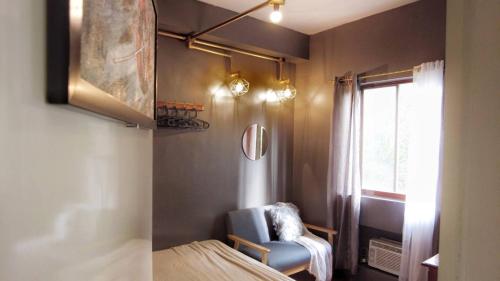 Fully-equipped 1-Bedroom w/ Balcony + FREE swimming pool access tesisinde bir odada yatak veya yataklar