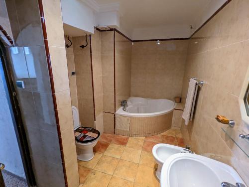 een badkamer met een bad, een toilet en een wastafel bij Surfstay Taghazout 2 in Taghazout