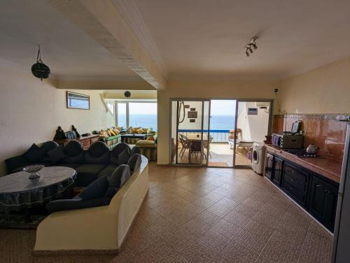 een woonkamer met een bank en een tafel bij Surfstay Taghazout 2 in Taghazout