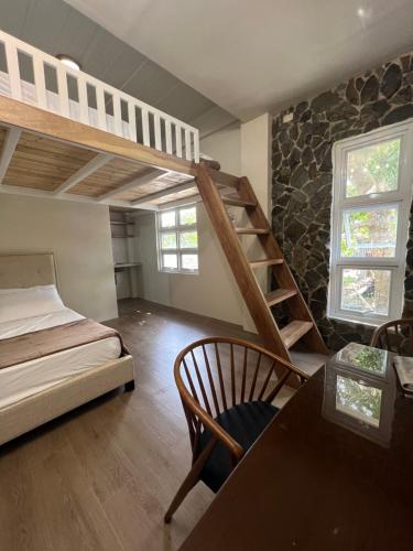een slaapkamer met een stapelbed en een trap bij Balay na Bato in Legazpi