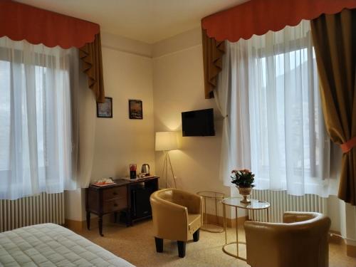 una camera d'albergo con letto, tavolo e sedie di Bed & Breakfast Costanza4 a Scanno