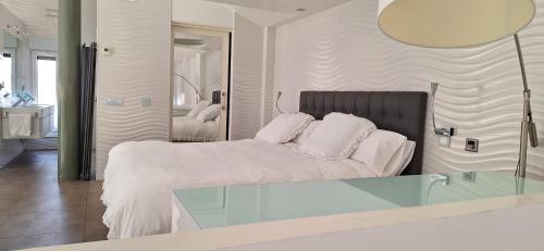 sypialnia z łóżkiem i dużym lustrem w obiekcie Villa Flavina w mieście San Vicente del Valle