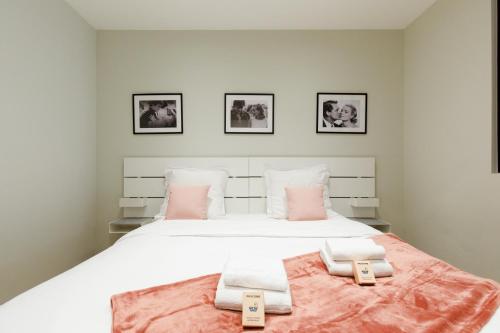 une chambre avec un lit avec deux serviettes dessus dans l'établissement My Ty Croisette Martinez YourHostHelper, à Cannes