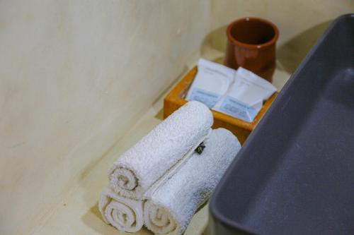 una pila de toallas en una bandeja sobre una mesa en Villa OutMama charme & comfort, en Essaouira