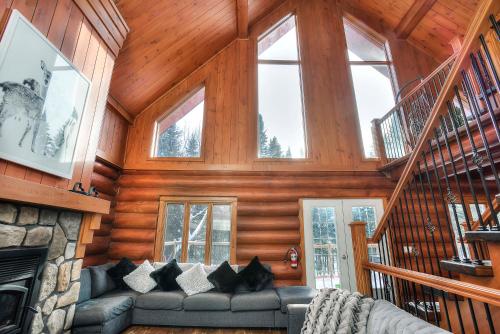 Posezení v ubytování TREMBLANT Accès LAC et rivière SPA BILLARD FOYER Jaccuzi fireplace pool table lake and river access