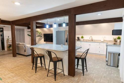 Una cocina o cocineta en Fletcher NC Getaway