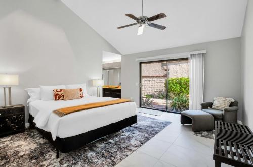 - une chambre avec un lit, une chaise et une fenêtre dans l'établissement Sleek Modern Oasis - A Ryson Property, à Palm Springs