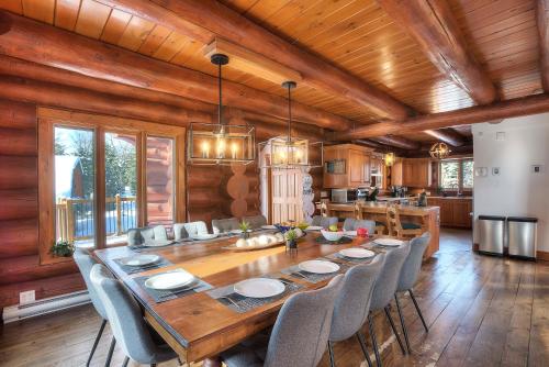 Kuchyň nebo kuchyňský kout v ubytování TREMBLANT Accès LAC et rivière SPA BILLARD FOYER Jaccuzi fireplace pool table lake and river access