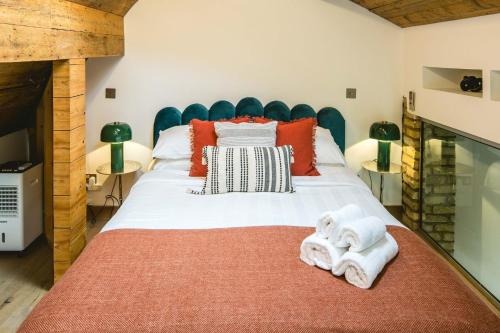 Schlafzimmer mit einem großen weißen Bett mit blauem Kopfteil in der Unterkunft Knightsbridge Harrods 2 Bedrooms, 3 Beds, 2.5 Bath in London