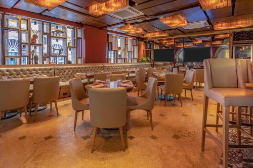a restaurant with tables and chairs and a bar at Hotel Santa Catalina By OxoHotel in Cartagena de Indias