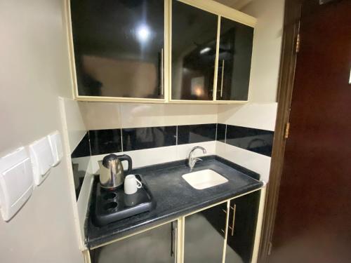 a small bathroom with a sink and a counter at فندق البيت السعيد in Diyā al Kawm