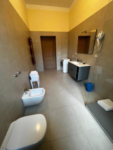 a bathroom with a toilet and a sink at IN CENTRO Rooms and Apartments in Isola del Liri