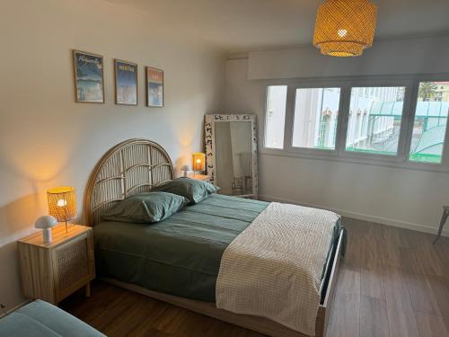 une chambre avec un grand lit et une fenêtre dans l'établissement Logis doré, à Menton