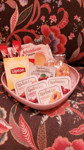 un plato de comida sobre una mesa en the 6 apartments, en Rímini