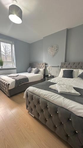 two beds in a room with two beds sidx sidx sidx at 1 bedroom flat in Whitechapel, London in London