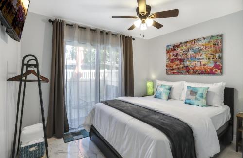 Schlafzimmer mit einem großen Bett und einem Deckenventilator in der Unterkunft Simple Elegance - A Ryson Property in Indio