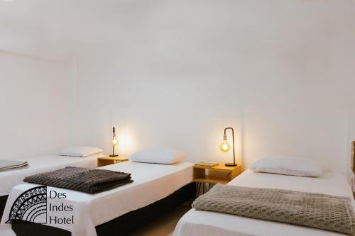 卡塔赫納的住宿－DES INDES CARTAGENA，配有两张床铺的房间,配有两盏灯
