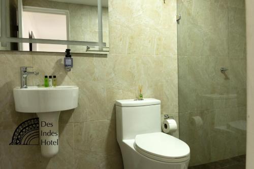 une salle de bain avec toilettes et lavabo dans l'établissement DES INDES CARTAGENA, à Carthagène des Indes