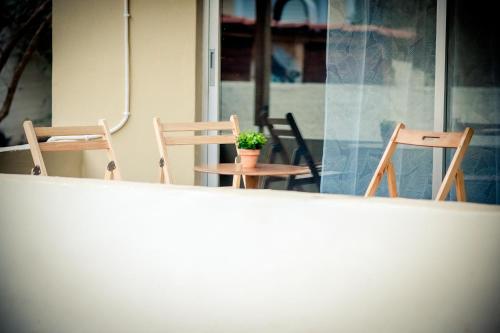 dos sillas y una mesa con una maceta en GM apartment experience, en Atenas