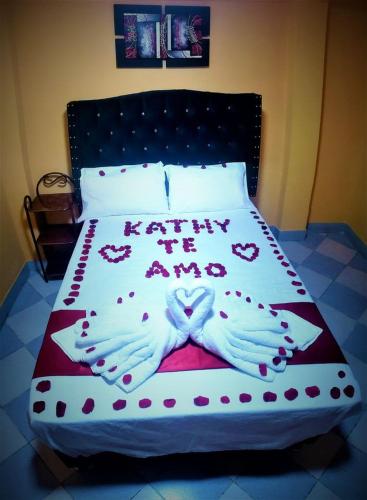 un letto con un felice anno nuovo scritto sopra di HOSPEDAJE RINCONCITO a Tacna