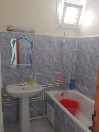 a bathroom with a sink and a toilet and a tub at Appartement F3 Fil-Fila Skikda in Skikda