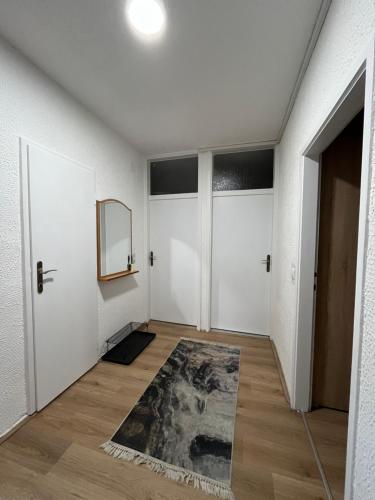 een lege kamer met witte deuren en een tapijt bij Pavlovic apartman in Belgrado