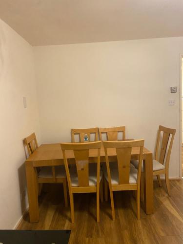 comedor con mesa de madera y sillas en Lovely, spacious 1-bedroom apartment with *free parking en Mánchester