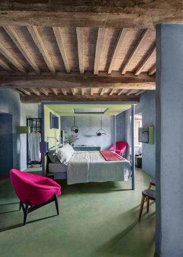 Ein Bett oder Betten in einem Zimmer der Unterkunft Monteverdi Tuscany