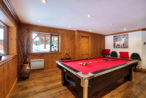 Biliár nebo kulečník v ubytování TREMBLANT Accès LAC et rivière SPA BILLARD FOYER Jaccuzi fireplace pool table lake and river access