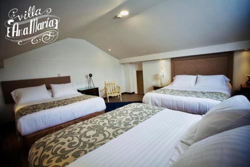 una habitación de hotel con 2 camas en una habitación en Ana María Hospedaje en Chaullamba